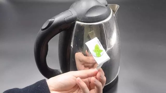 妙用|用完的牙膏管别扔掉，放在厨房一年能省不少钱，邻居见了纷纷学