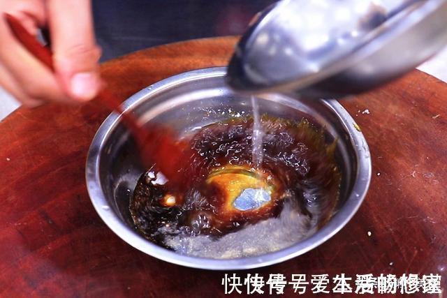 炒茄子时，先放油就错了！饭店大厨教你1招，茄子不吸油不发黑