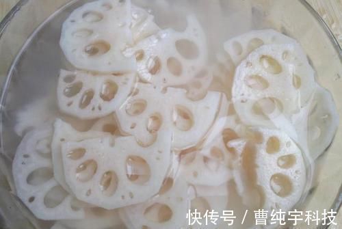 洗莲藕,别只会用清水,多加这两样,孔里的泥轻松去除,太实用了