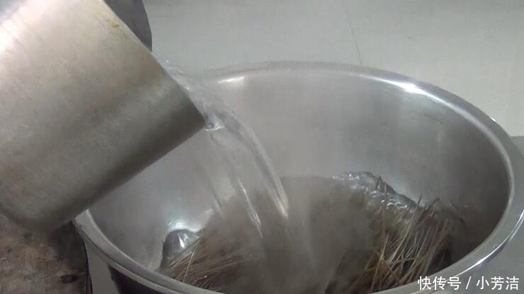 5月这道凉拌菜不能错过:开胃荞面,既能当凉菜也能当主食