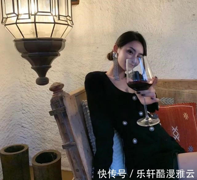 球迷|坐詹姆斯旁边!中国女球迷走红,身材颜值抢镜,能坐这位置真有钱