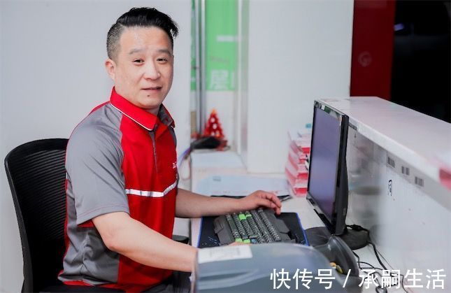 唐杨君|感动！14年老员工、守护百岛的女快递站长敲响上市锣声