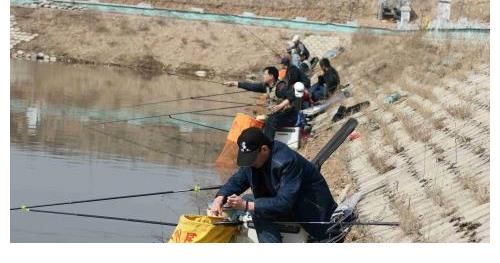 钓鱼“三部曲”，先做饵料再看水，最后甩饵再抛钩，大鱼咬钩不断