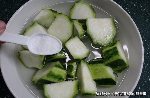 蒜片|炒丝瓜时，先倒油是大错，厨师长教你2招，脆嫩爽口，翠绿不变黑