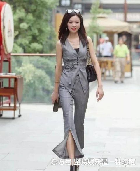 时尚|街拍秀丽端庄的美女,一件白色外套配时尚短裙,气质迷人