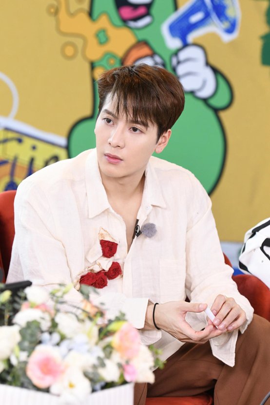 王嘉爾|《嗨放派》玩轉(zhuǎn)稀奇實驗，王嘉爾任嘉倫等“假扮”長頸鹿