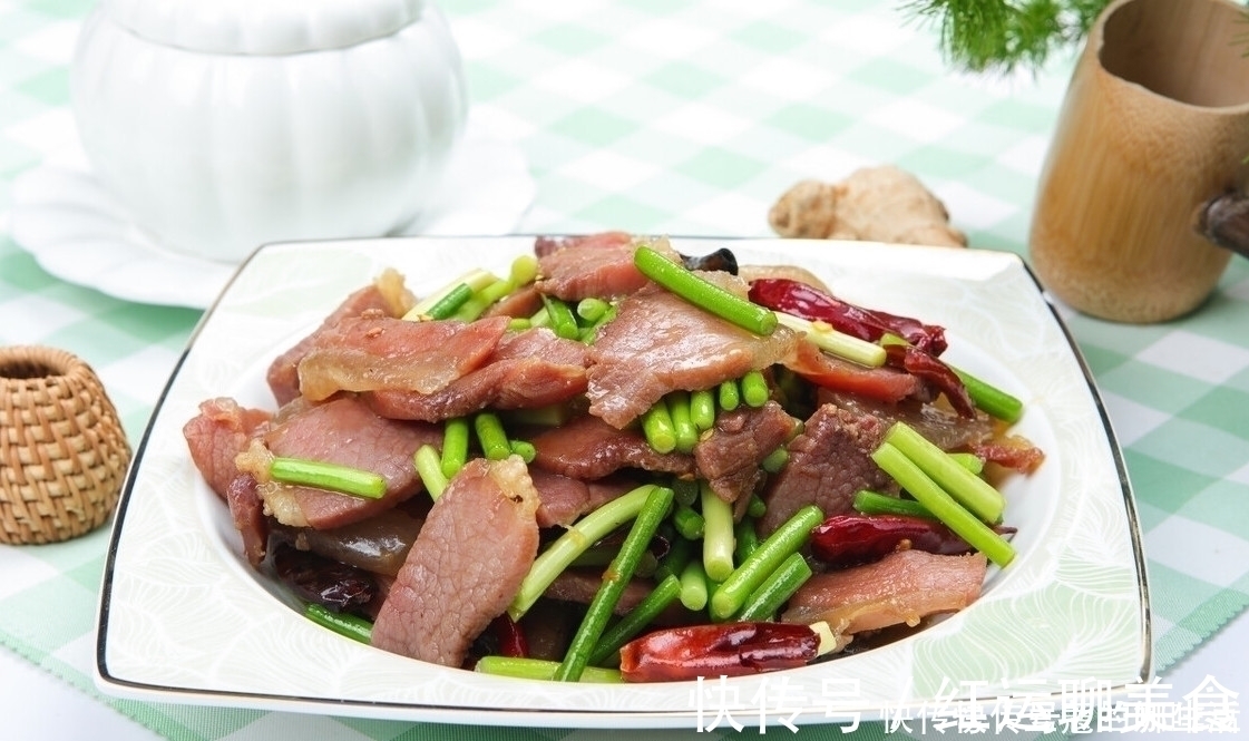 炒蒜苔时，有人焯水有人直接炒，都不对，教你一招，蒜苔又脆又绿