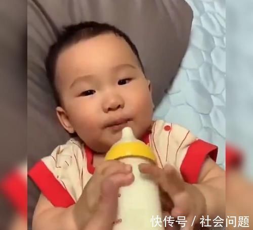 母乳喂养|萌娃因“奶瘾”超大走红,网友:建议直接把娃送到戒奶所比较好!