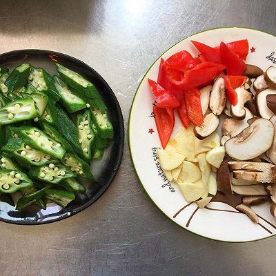 一日三餐|好吃又营养的秋葵炒香菇