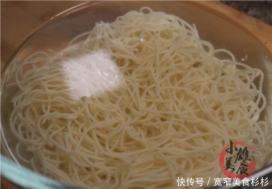 面条这样做太香了,爽滑又筋道,我家一周吃7次,一次一盘不够吃
