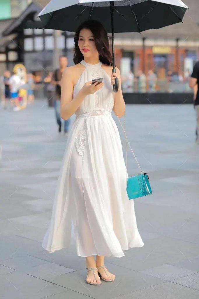 白色飘逸时尚设计连衣裙，展现优雅温柔气质