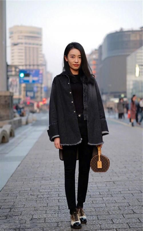 时尚街拍，美女穿上桃红色的连衣裙，高挑又时髦