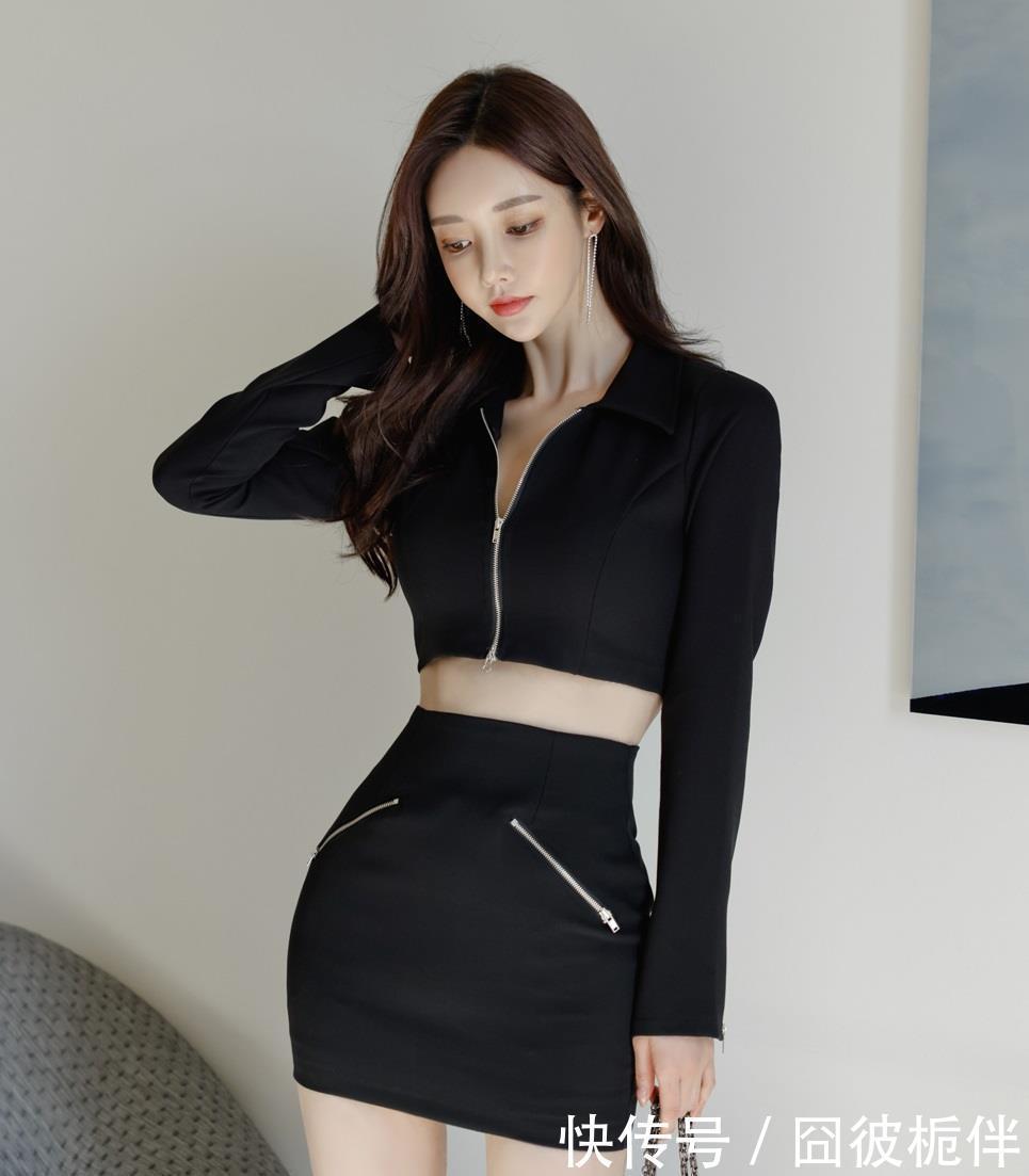 炫黑长袖小开衫,搭配高腰修身包臀裙,展现孙允珠不一般的魅力
