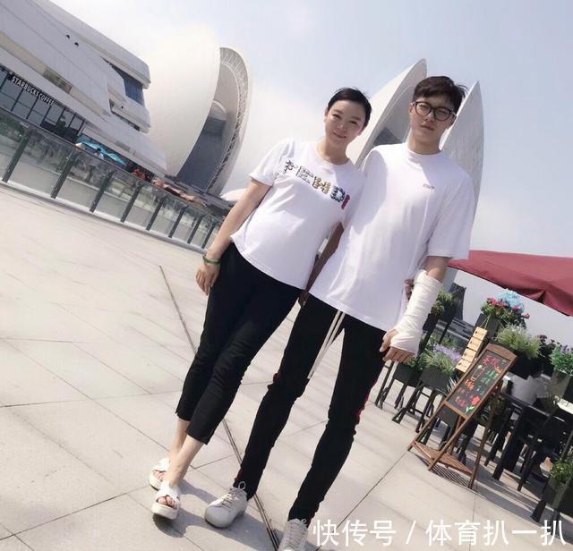 cb广东男篮队员母亲近照美艳!50岁仿若20岁,皮肤白皙,身材高挑