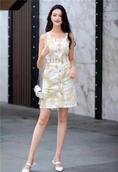 街拍：身材高挑的美女，一条时尚靓丽短裙，尽显优雅的女神气质