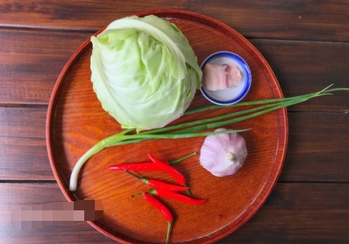 包心菜不用干锅,饭店大厨教你这样炒更好吃,一盘就能下3碗饭!