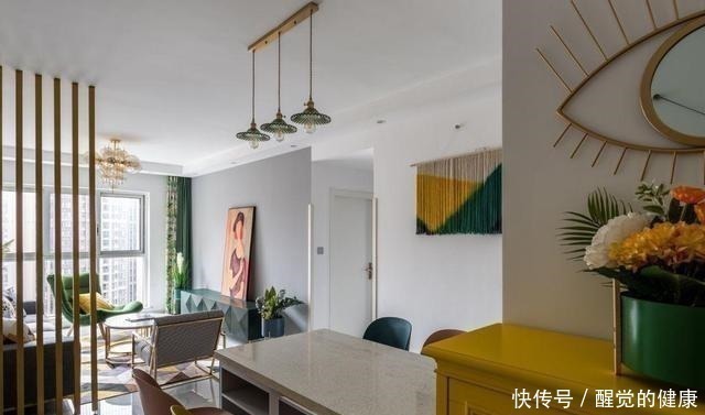 一进玄关就让人眼亮一眼,这套装修太漂亮了,清爽活泼还有点轻奢!