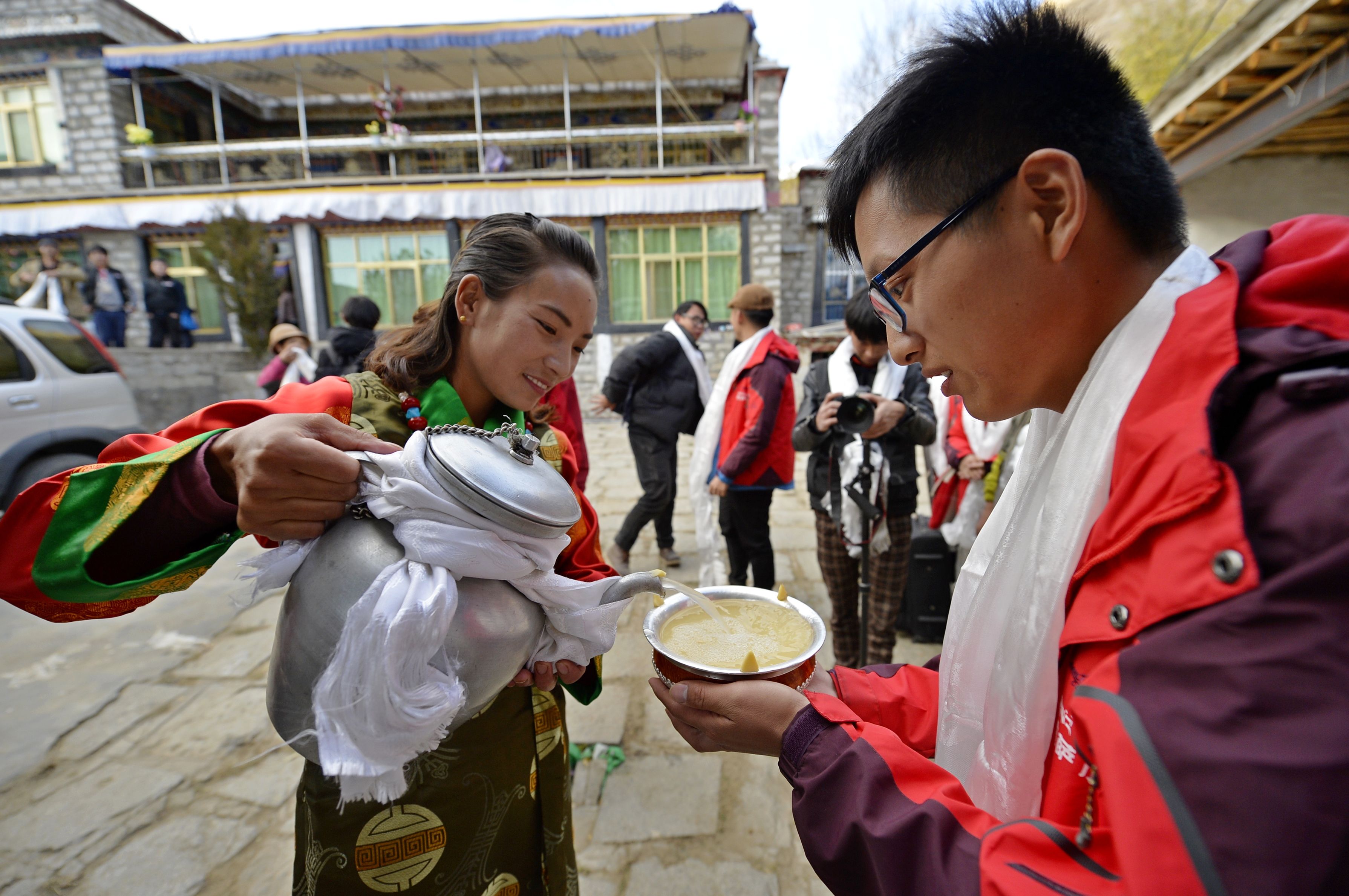 一杯青稞酒 浓浓高原情|宝“藏”故事·70年巨变| 青稞
