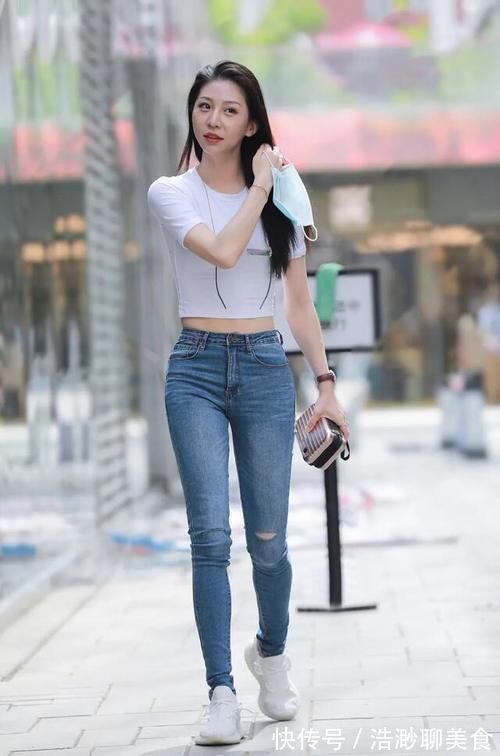 T恤 小姐姐穿紧身牛仔裤,搭配休闲短款T恤,舒适气质又彰显个性