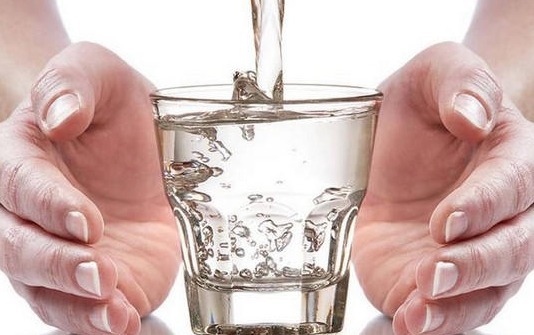 白开水|睡前、起床喝白开水的人,肾可能已经”烂成渣“,有的及早改正