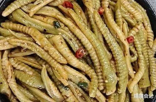 春季，吃面条不如吃它，上锅煮熟，加料汁一拌，爽滑筋道，特好吃