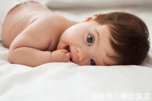 协调性|小婴儿几个月会爬是正常的?家长不必太心急,宝宝学爬有规律