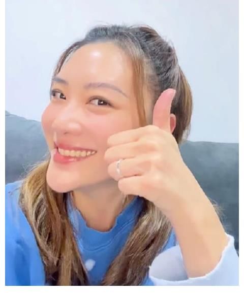 陳小春和應(yīng)采兒這對老夫老妻的狗糧又來了，應(yīng)采兒收到戒指曬幸福