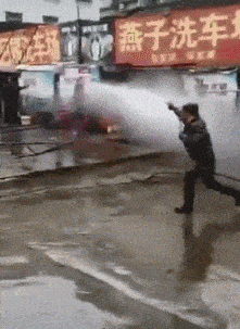 |搞笑GIF：霸气了我的姐 这辈子见过最拉风的走路姿势