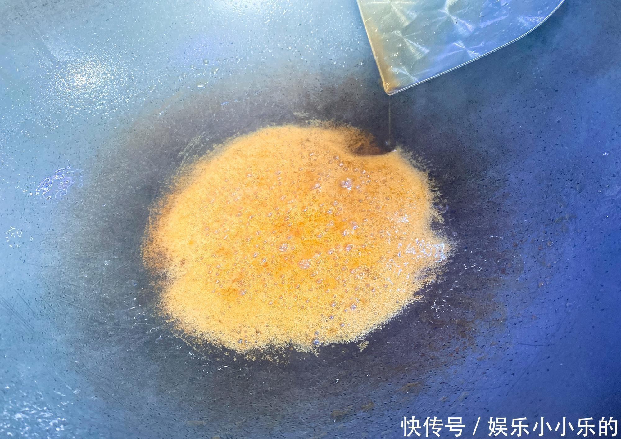 炒糖色到底是用油还是水?大厨教你,好多人都做错,难怪又黑又苦