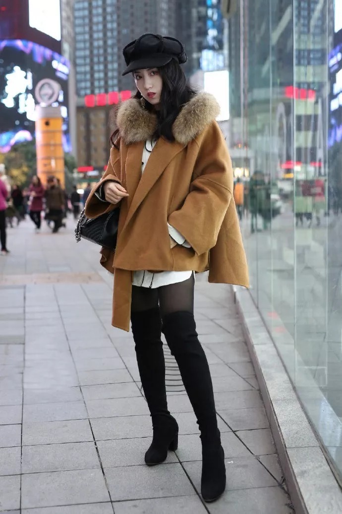 街拍:时尚高跟鞋搭配,让女性看上去更加漂亮