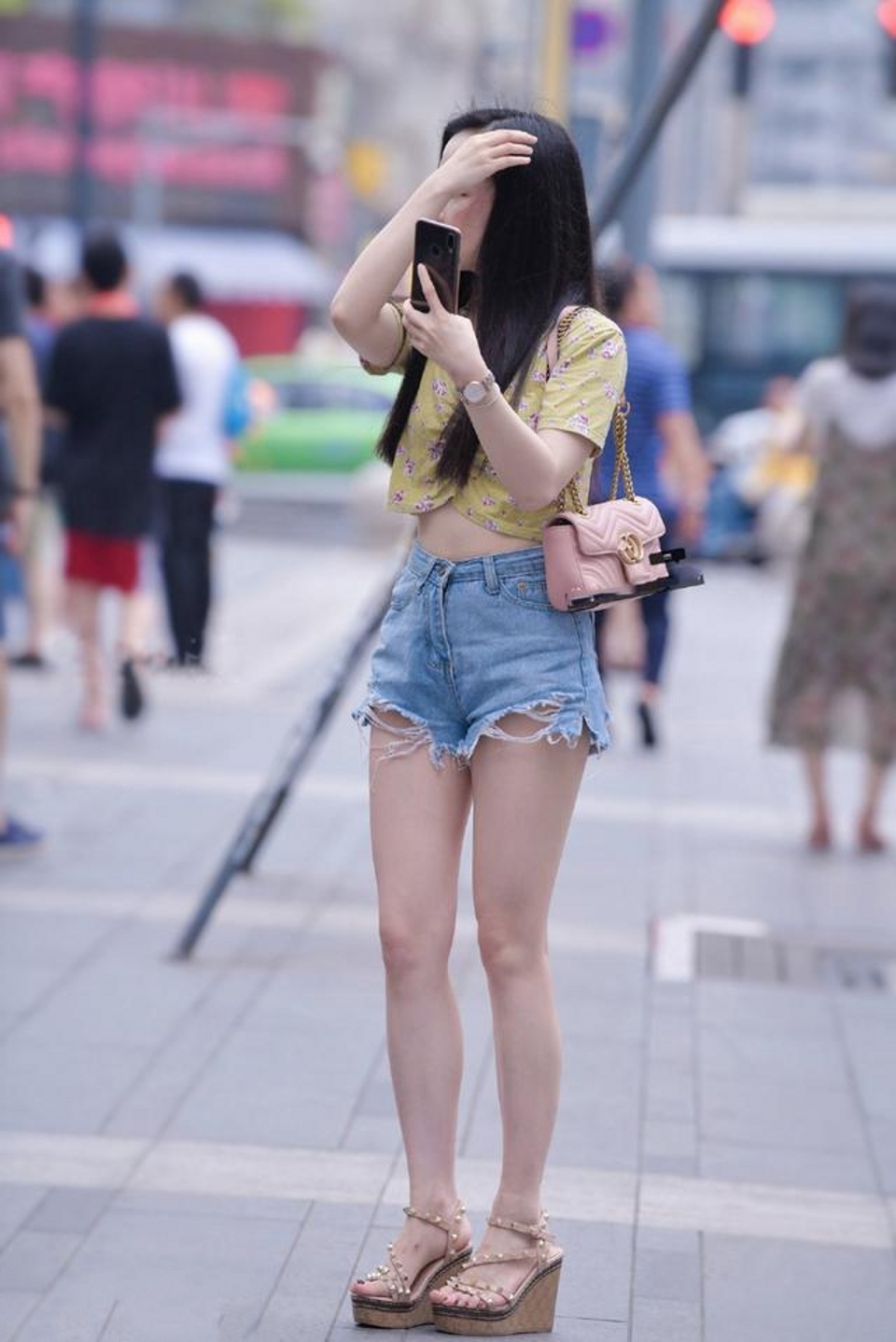 路人街拍，灰色牛仔裤搭配针织装，展现出青春活力