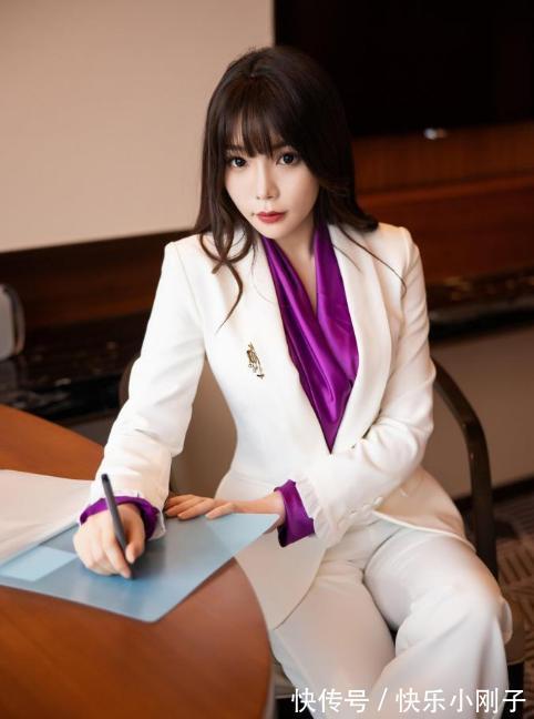女人味 美女白色西装搭配紫色衬衫,白与紫的碰撞,穿出不一样的女神范