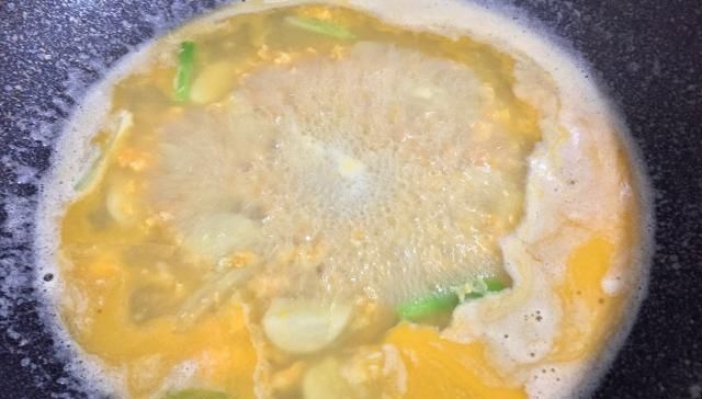 豆芽别再炒着吃加上它一起煮汤,汤汁金灿灿的,清爽口感真美味