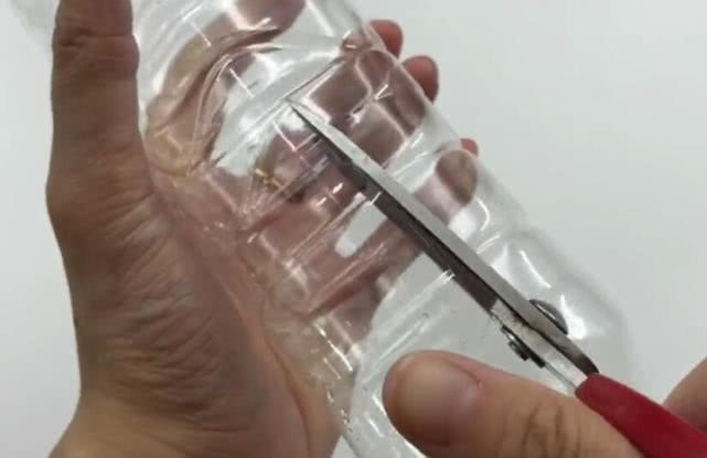 矿泉水瓶别丢了,塞进一块毛巾,全家人都要抢着用,实用又省心