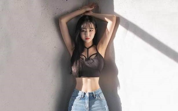 大气有型 个性穿搭的牛仔裤美女，散发出时尚风情，很有吸引力！