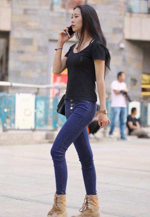短袖|黑色短袖搭配紧身牛仔裤,小姐姐这身搭配很时髦,这身材太显高了
