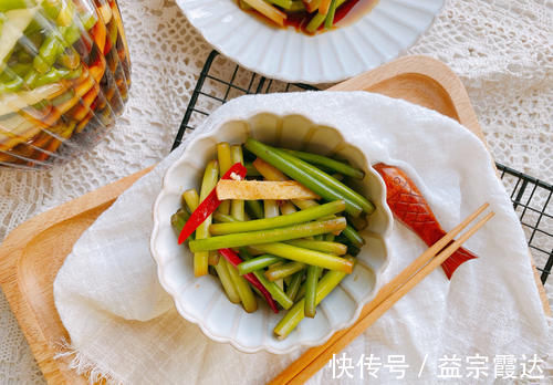 酸辣|多年的腌蒜苔配方，记住“6味3细节”，酸辣脆爽，2小时就能吃