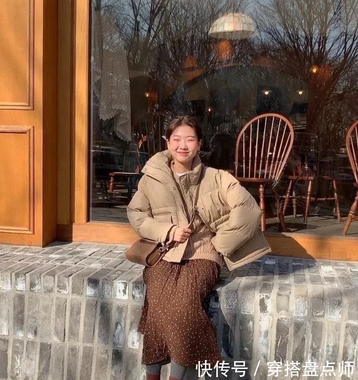 半身裙 “羽绒+半裙”不靠谱?穿了你就知有多美,50岁女人寒冬都能驾驭