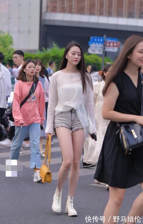 大长腿|轻熟优雅的大姐姐，时尚穿搭针织衫搭配牛仔短裤，减龄更显女神范