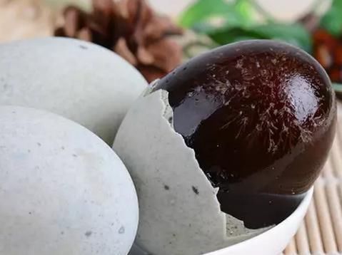  买松花蛋，要挑“黑点多”还是“黑点少”，差距挺大，以后别买错