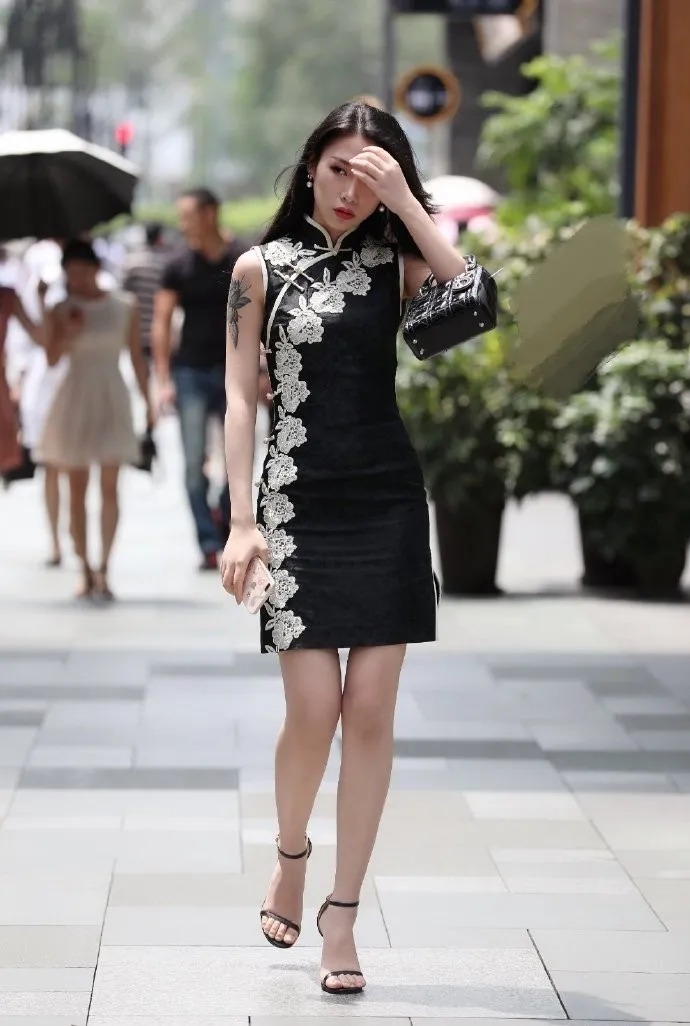 旗袍或许并不美，但是，它可以让穿的人变美