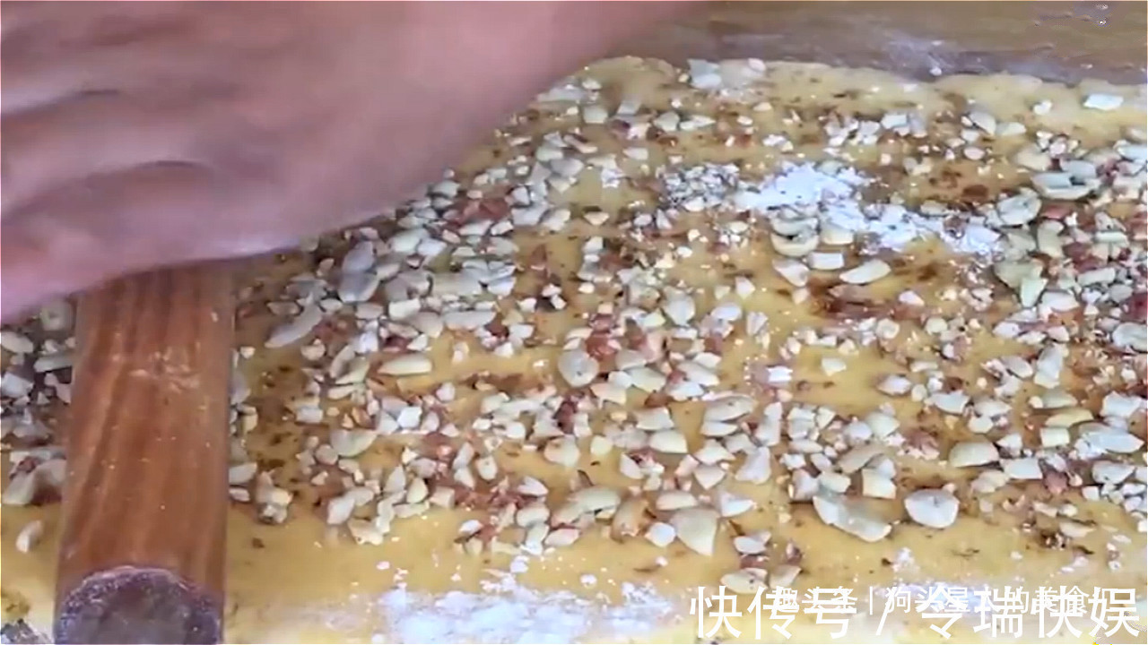 玉米面最好吃的做法，看着都流口水，暄软细腻，越嚼越香