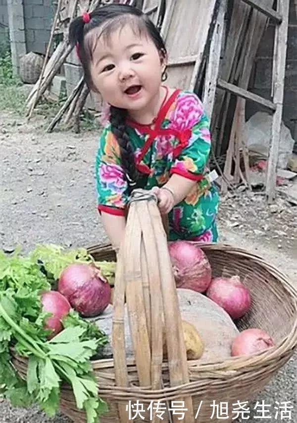 甜甜|4岁女儿放假去婆婆家，爸爸发来照片，妈妈好好的女儿成了村姑