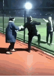 |搞笑GIF:小家伙的招式挺不错的,大哥是演员出身么?