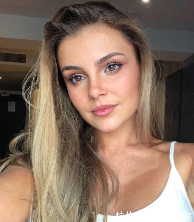 欺骗餐|靠性感身材收获百万粉丝,英国少女通过健身打造出理想身材