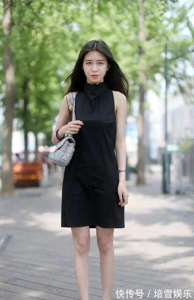 蕾丝 一件简单又不失时尚的连衣裙搭配一双黑色的高跟鞋,十分显气质