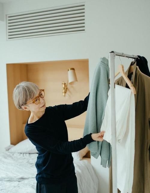 这位日本“大妈”时髦火了！她的穿衣简单不复杂，女人自信才真美