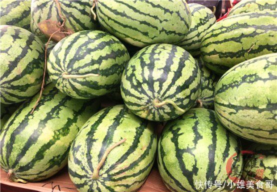 为什么西瓜不能用勺子挖着吃?原来里面大有学问,看完长见识了