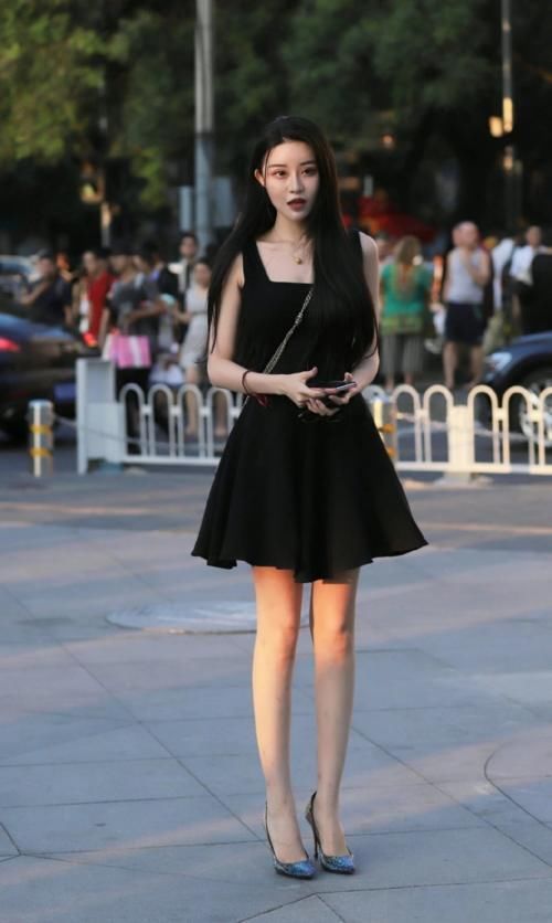 身穿|街拍:长相精致的小姐姐,身穿一件小黑裙,端庄典雅像一个小公主