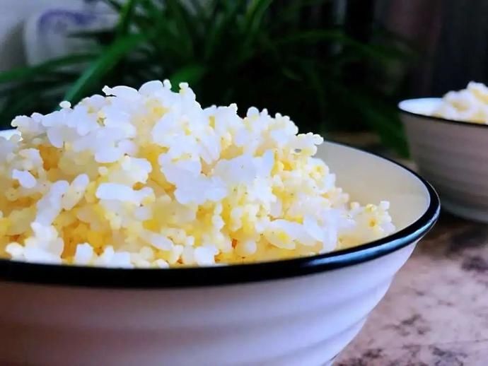  大米|煮米饭，只加水是“外行”！水里多加2样，米饭又香又软，粒粒分明！